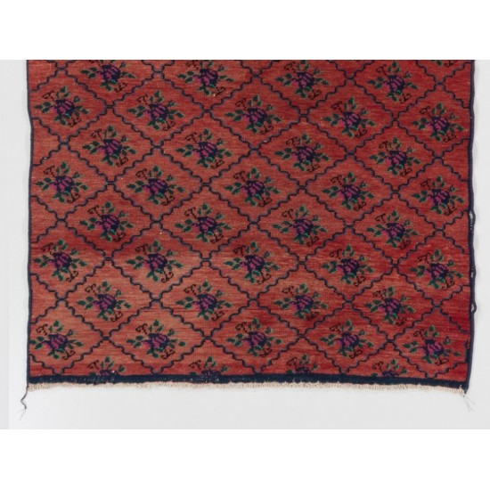 Vintage Handmade Turkish Karapinar Rug with interlocking flowers. 3.4 x 5.2 Ft (102 x 158 cm)