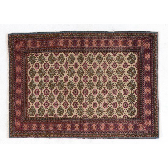 Beautiful Vintage Turkish Kayseri Rug for Office and Home. 4 x 5.6 Ft (123 x 169 cm)
