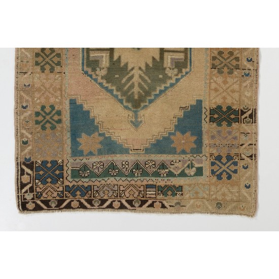 Mid-Century Handmade Rug, Turkish 1960s Floor Covering. 4.2 x 5.8 Ft (128 x 175 cm)