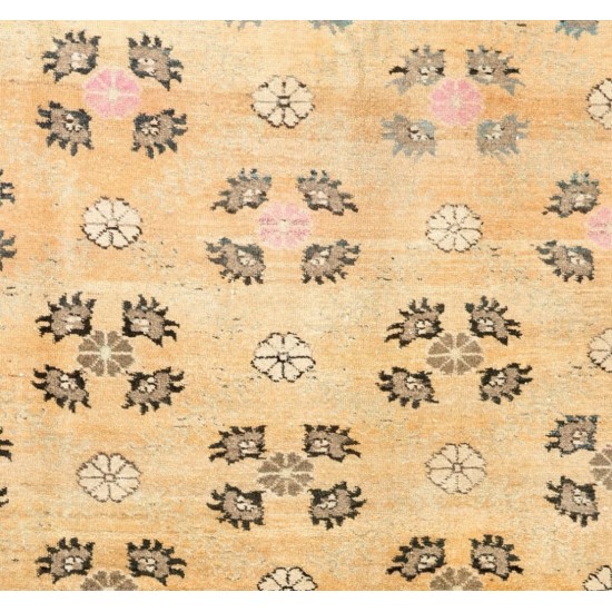 Floral Patterned Vintage Handmade Turkish Oriental Rug, 100% Wool. 6 x 9 Ft (182 x 274 cm)