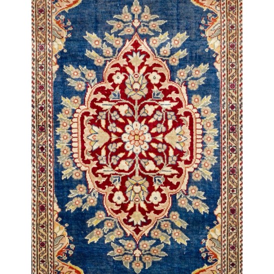 100% Silk Rug from Kayseri / Turkey. 2 x 3 Ft (60 x 90 cm)