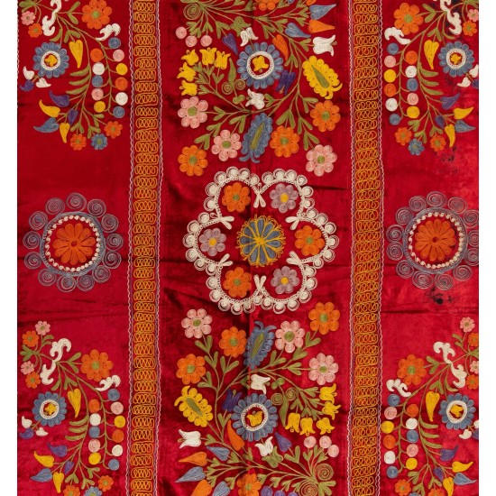 Silk Embroidery Suzani Wall Hanging, Vintage Handmade Uzbek Bed or Table Cover. 4.2 x 6.8 Ft (126 x 205 cm)