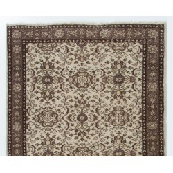 Mid-20th-Century Handmade Turkish Rug, Great for Office and Home Decor. 4.2 x 6.8 Ft (126 x 206 cm)