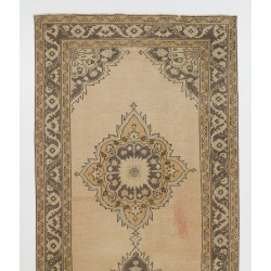 Mid-20th-Century Handmade Turkish Runner Rug, Great for Hallway Decor. 4.4 x 11 Ft (133 x 334 cm)