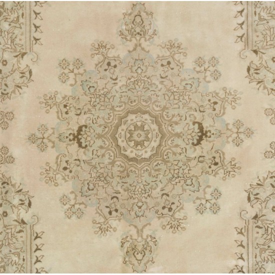 Hand-Knotted Vintage Central Anatolian Rug with Medallion Design, Wool Living Room Rug. 5.7 x 8.4 Ft (172 x 256 cm)