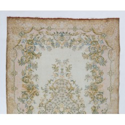 Mid-Century Hand-Knotted Anatolian Rug with Floral Medallion Design. 5.7 x 9.8 Ft (172 x 296 cm)