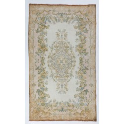 Mid-Century Hand-Knotted Anatolian Rug with Floral Medallion Design. 5.7 x 9.8 Ft (172 x 296 cm)