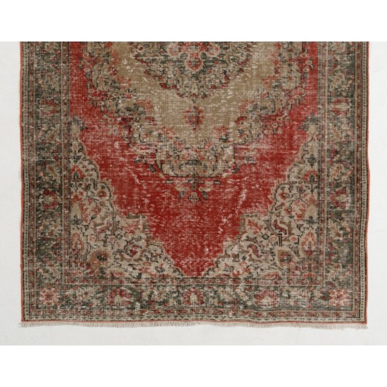 Mid-20th-Century Handmade Turkish Rug, Very Good Condition. 5.8 x 9.4 Ft (176 x 286 cm)