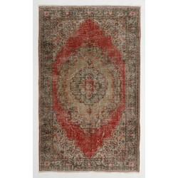 Mid-20th-Century Handmade Turkish Rug, Very Good Condition. 5.8 x 9.4 Ft (176 x 286 cm)