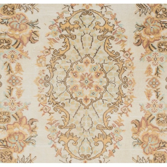 Mid-Century Handmade Turkish Floral Medallion Design Rug. 6.3 x 10.2 Ft (190 x 308 cm)